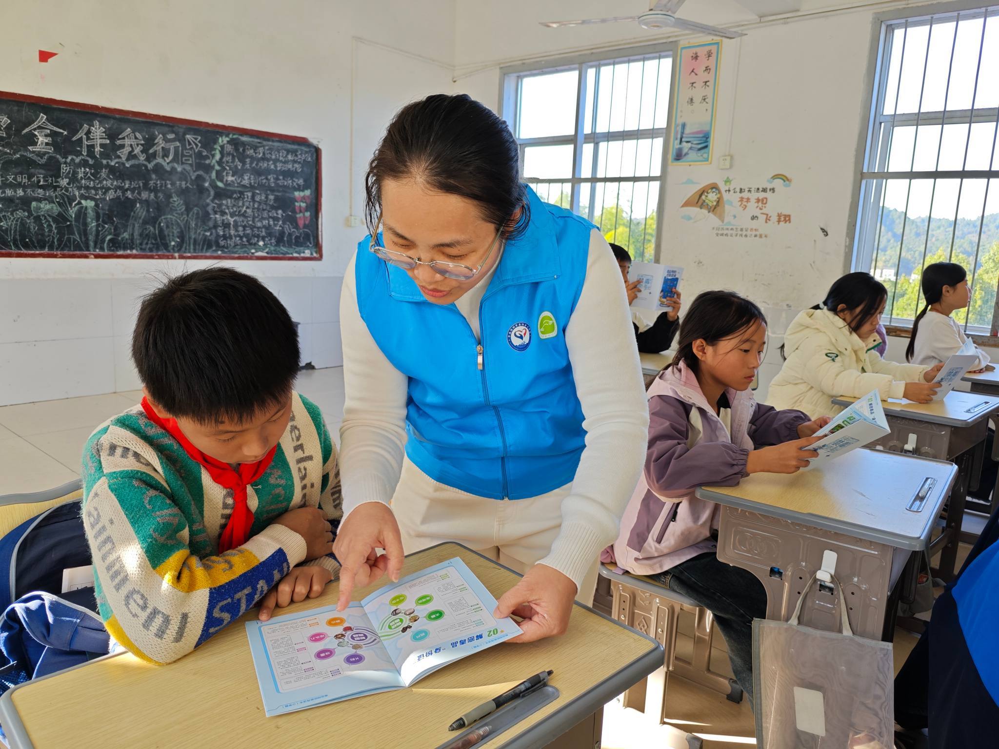 深湘牵手,暖冬助学——党建引领下的西乡街道禁毒公益行动走进攸县