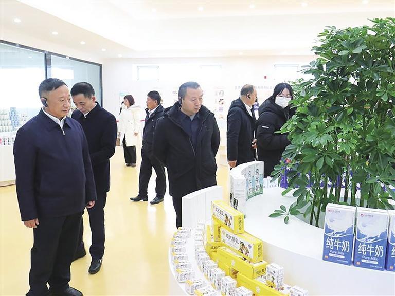 川渝企业家们在甘肃传祁甘味乳业有限责任公司参观交流　兰州新区报记者　史晓峰　摄