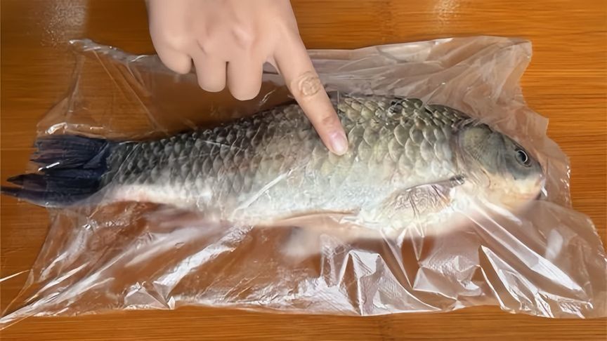 今天才知道，刮鱼鳞只需一个塑料袋，鱼鳞不飞溅不脏手，快又干净