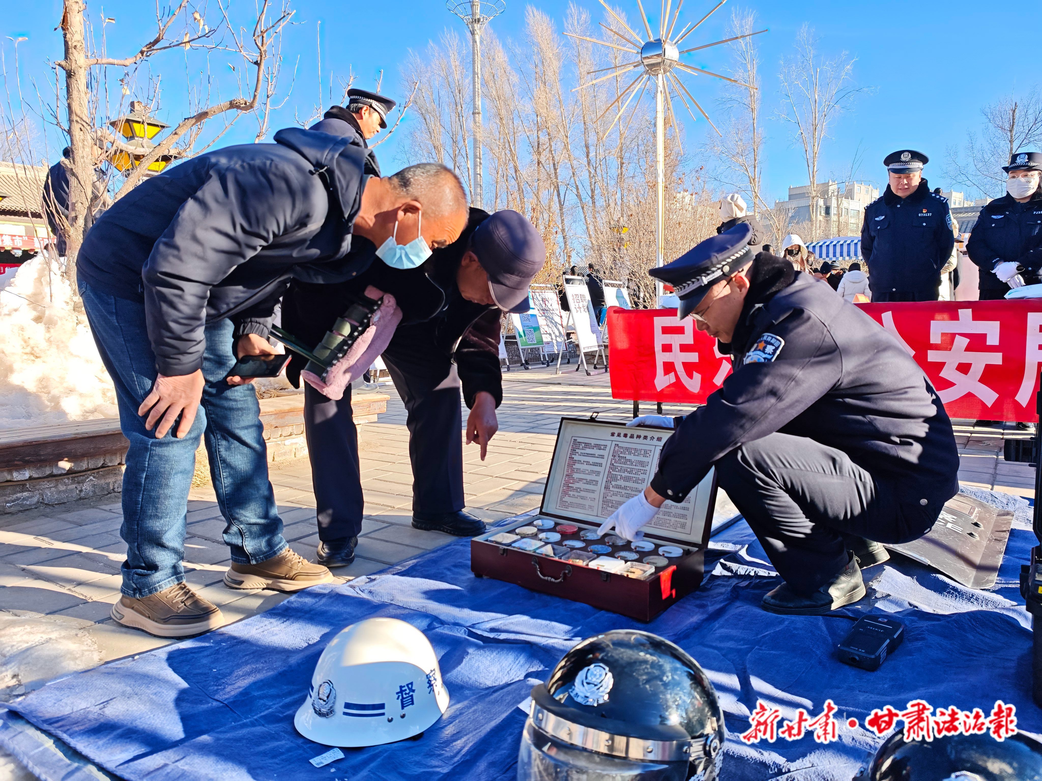 12月3日,在国家宪法日来临之际,民乐县公安局在民乐古城举办“警营开放日”活动,吸引了数百名群众热情参与。新甘肃·甘肃法治报通讯员 王世渊 摄