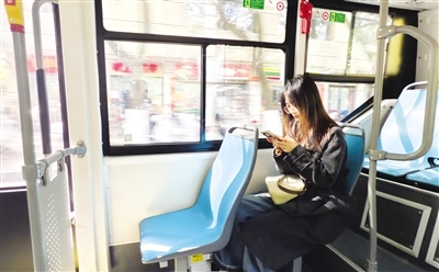 市民乘坐一键下单打来的公交车