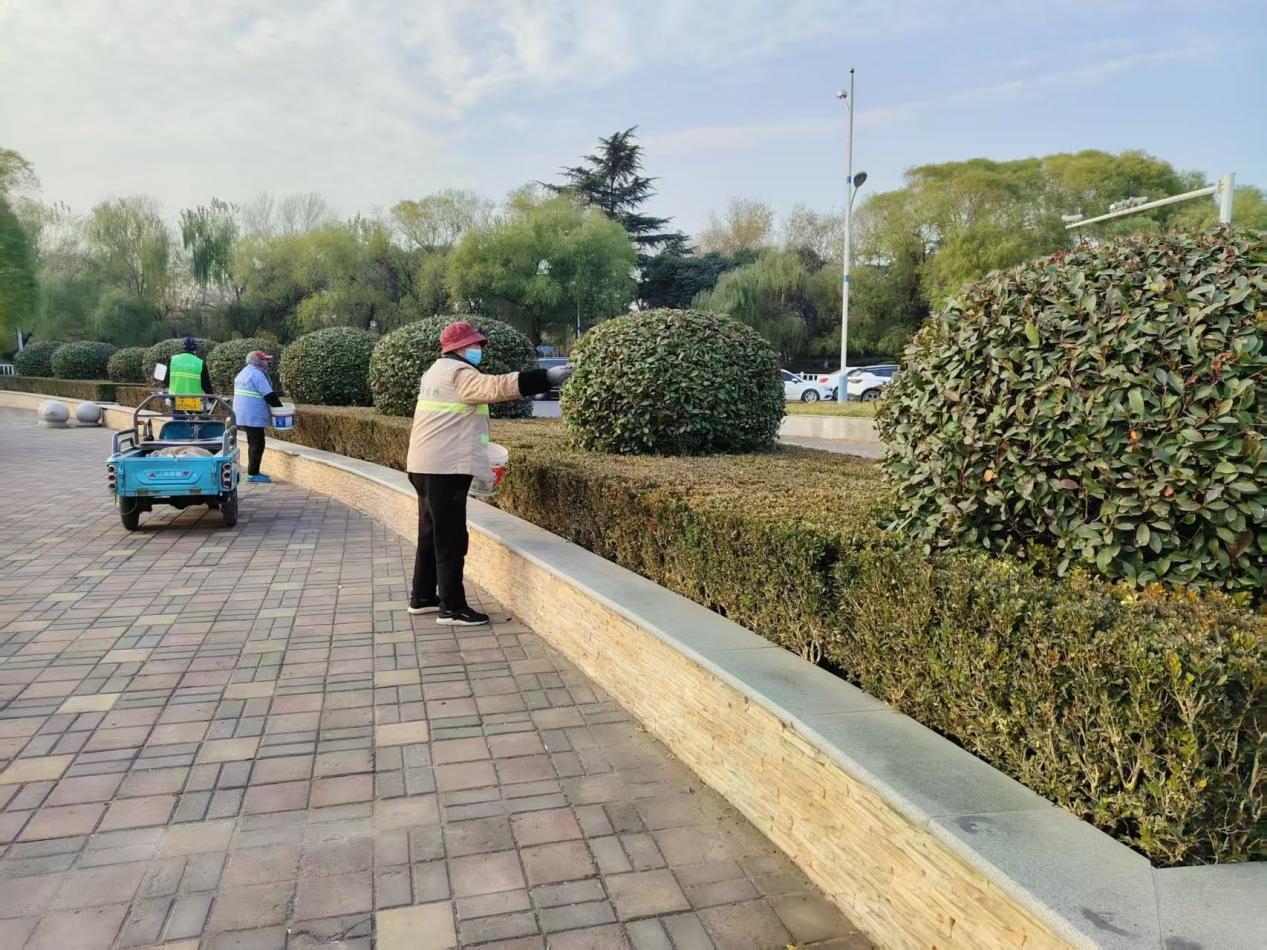 园林工人正在开展施肥作业 郭彩鸽 摄