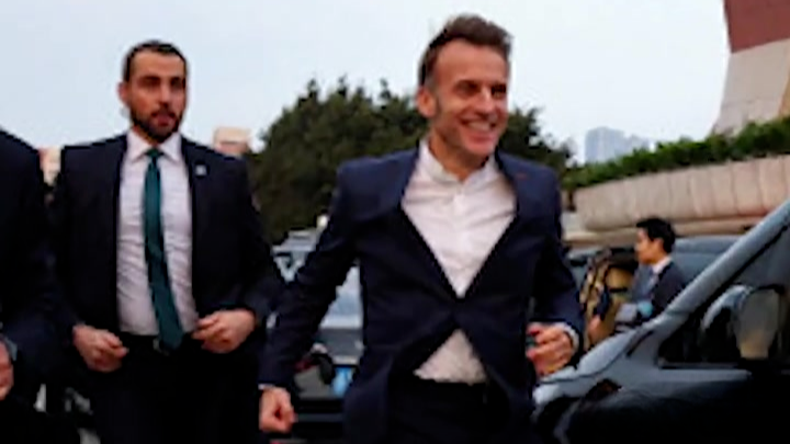 法媒发布视频：马克龙一路小步快跑，与川大学生见面