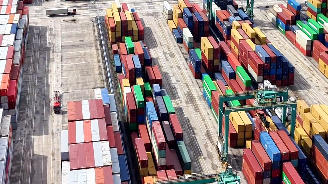 广州南沙港码头，五颜六色的集装箱如积木般堆叠成整齐的立方矩阵