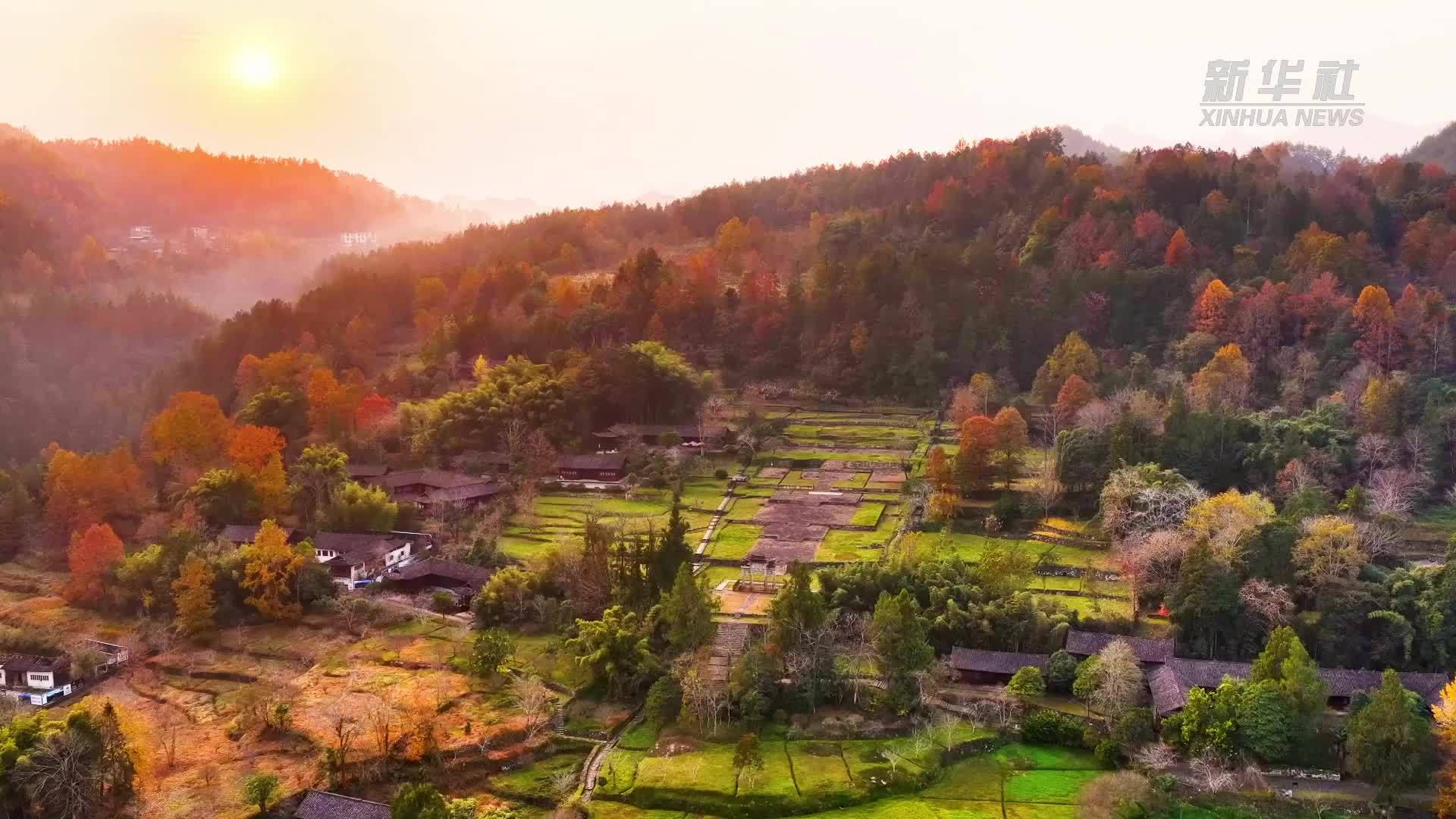 瞰中国｜湖北咸丰：碧水生彩韵 两岸尽斑斓