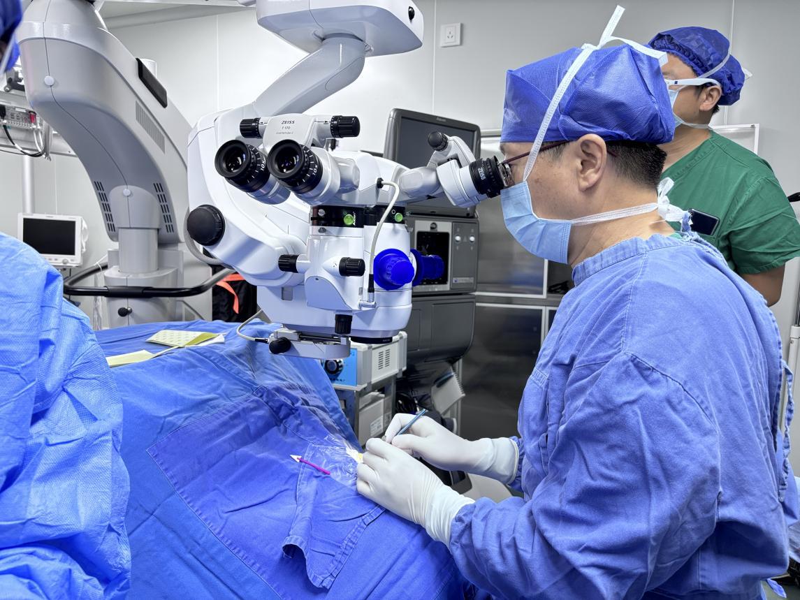 王林农正在为角膜病患者施行手术