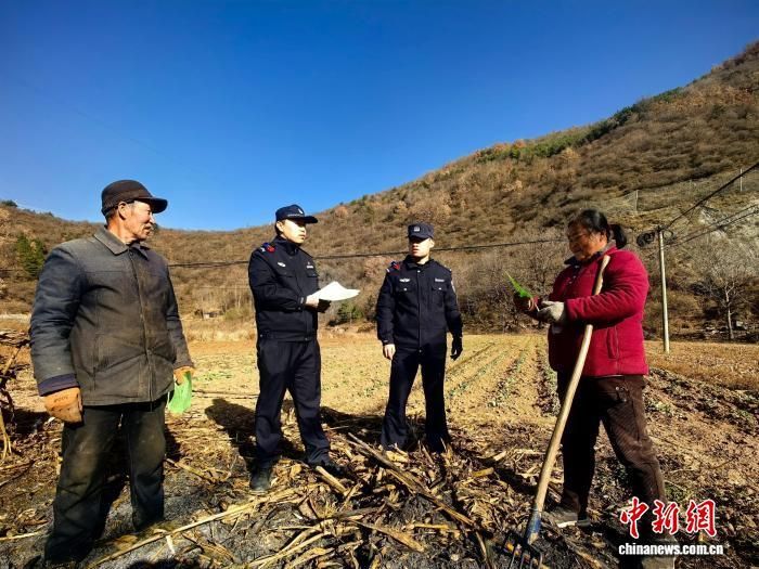 图为西安铁路公安处秦岭站派出所民警深入田间地头向老乡宣传铁路安全知识。 王小东 摄