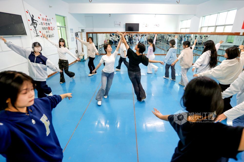 2025年12月4日,在江西省吉安市峡江县职业中专,学生在练习舞蹈。