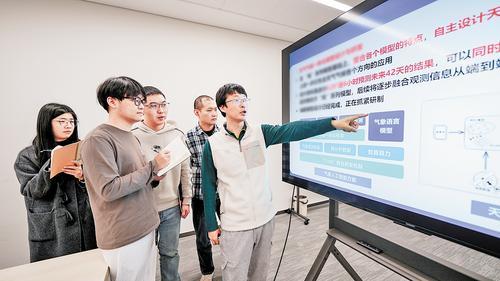 11月17日，雄安科学园内，雄安气象人工智能创新研究院首席架构师窦则胜团队成员讨论新一代天气气候一体化AI模型。
