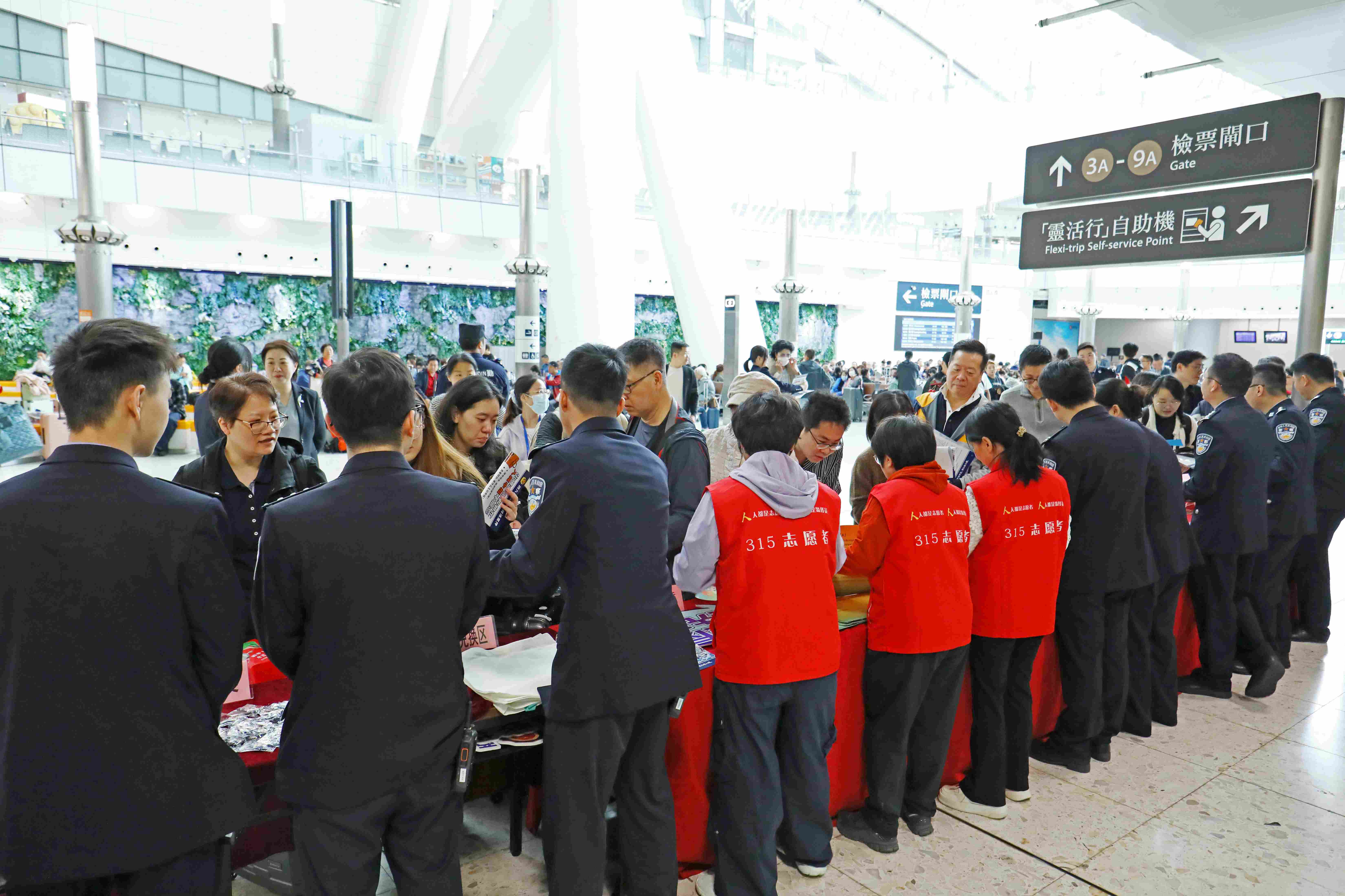 宪法宣传与消费教育深度融合 深圳市消委会为跨境旅客构筑“放心消费”桥梁