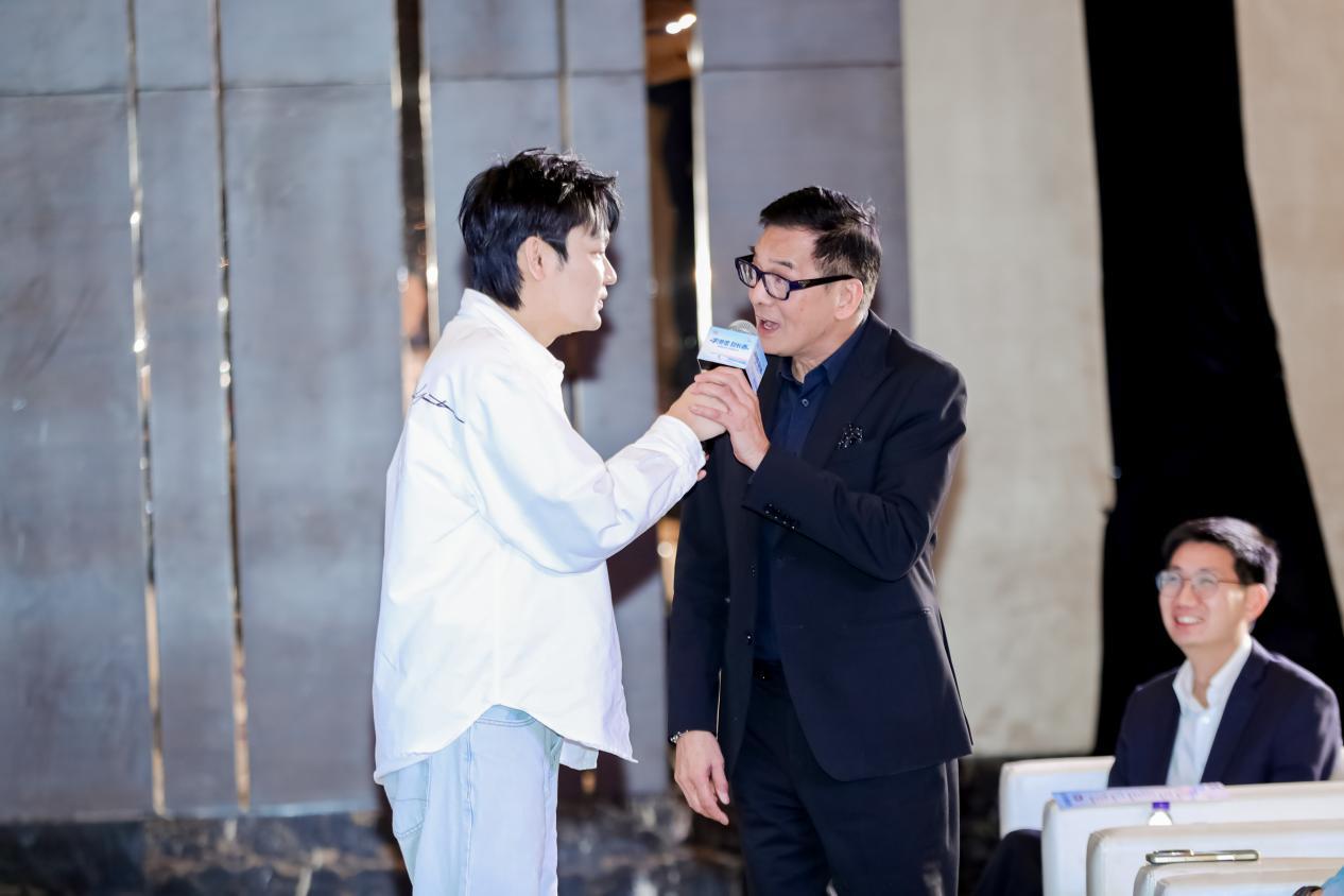 长春本土知名脱口秀演员昕泉现场与李国麟互动。