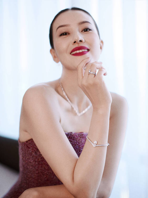 高圆圆的笑容甜美，心情大好。