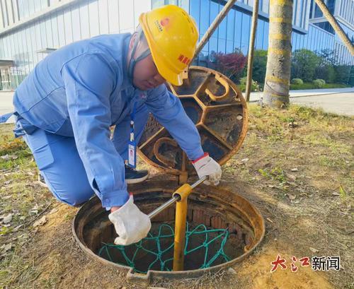 工作人员正在施工。