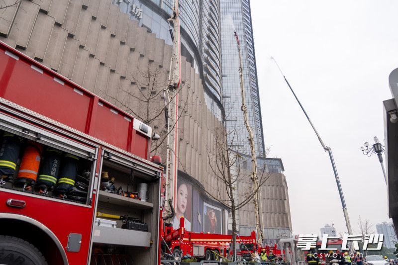 多部登高平台车同时灭火。