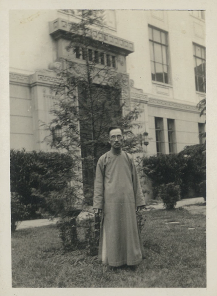 唯一一张胡先骕与水杉的合影。图片来源：上海明复图书馆