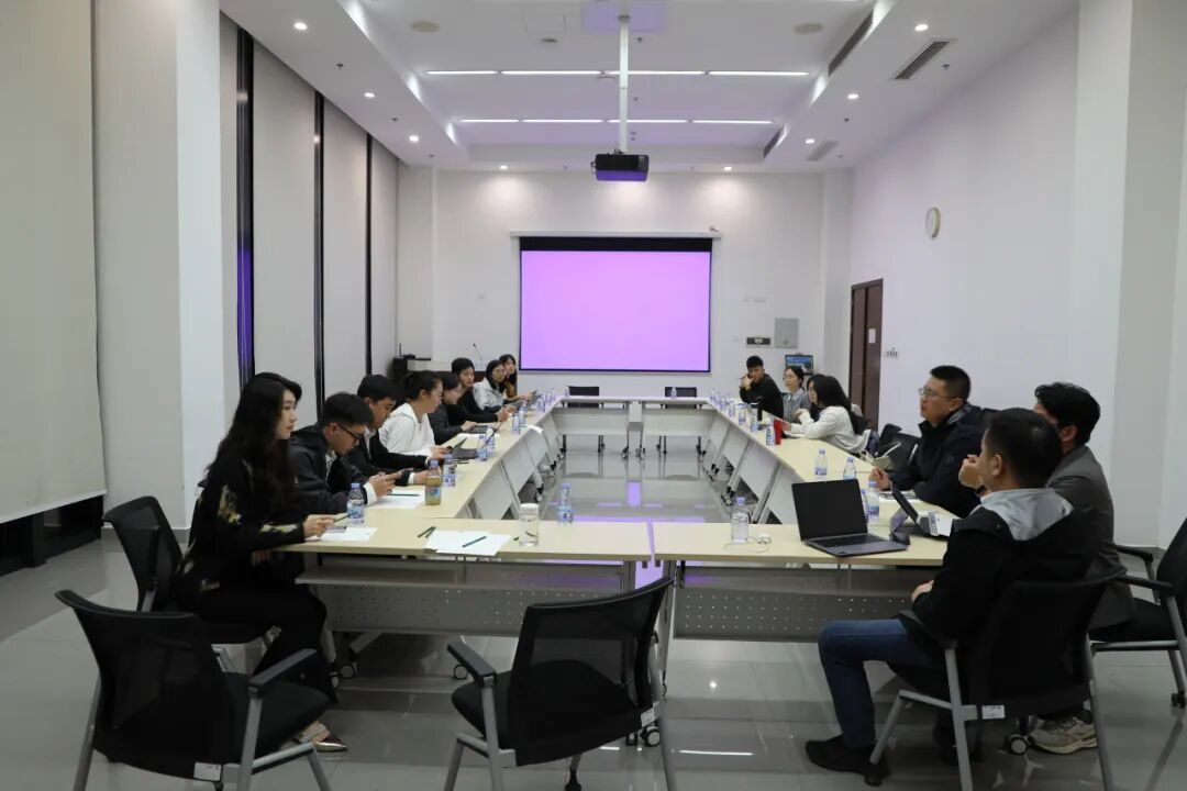 ▲“三个问题”分组研讨