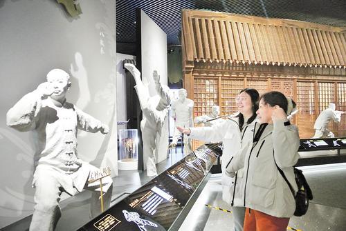 11月26日，在中国大运河非物质文化遗产展示馆，游客正在参观。