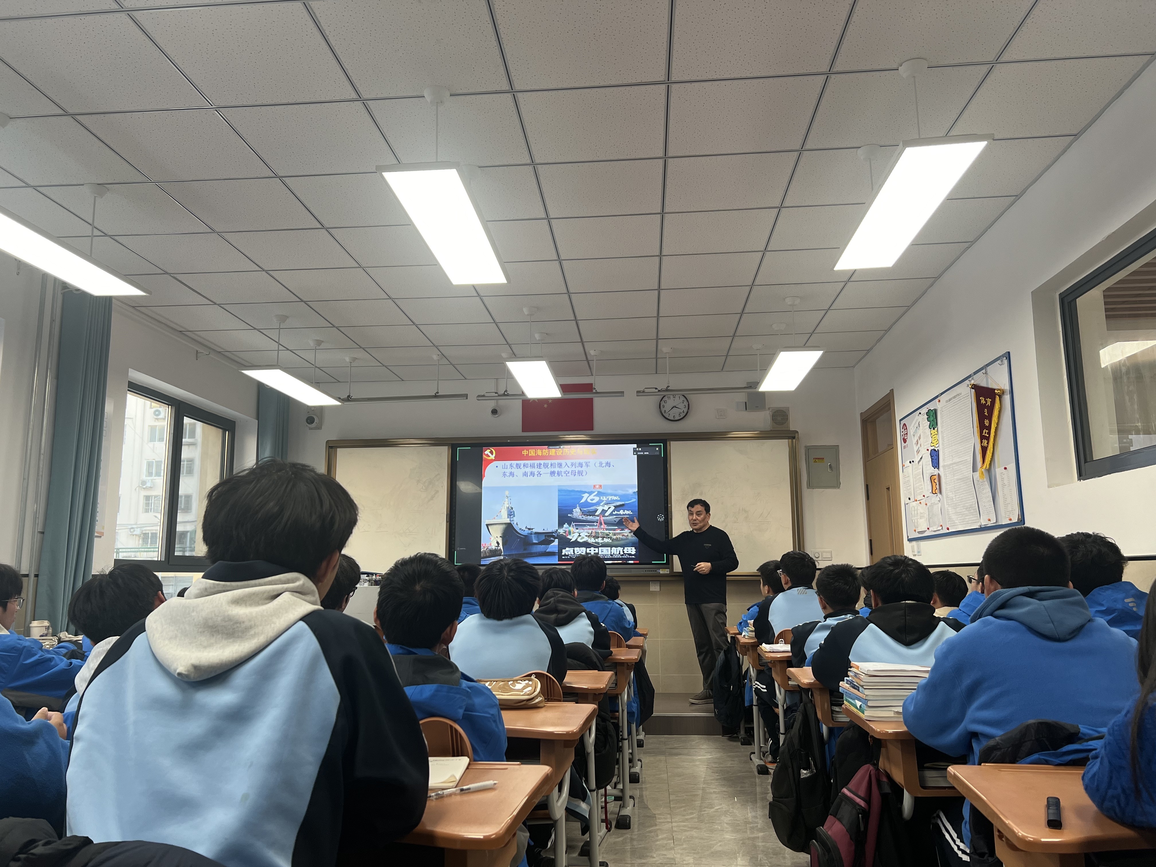 全环境立德树人│“海防讲座润初心，青春担当护海疆”——台东街道开展“深化全民国防教育”系列主题宣讲活动