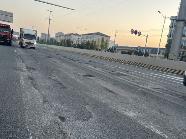 G320国道上饶玉山段部分路面破损严重 存在极大安全隐患