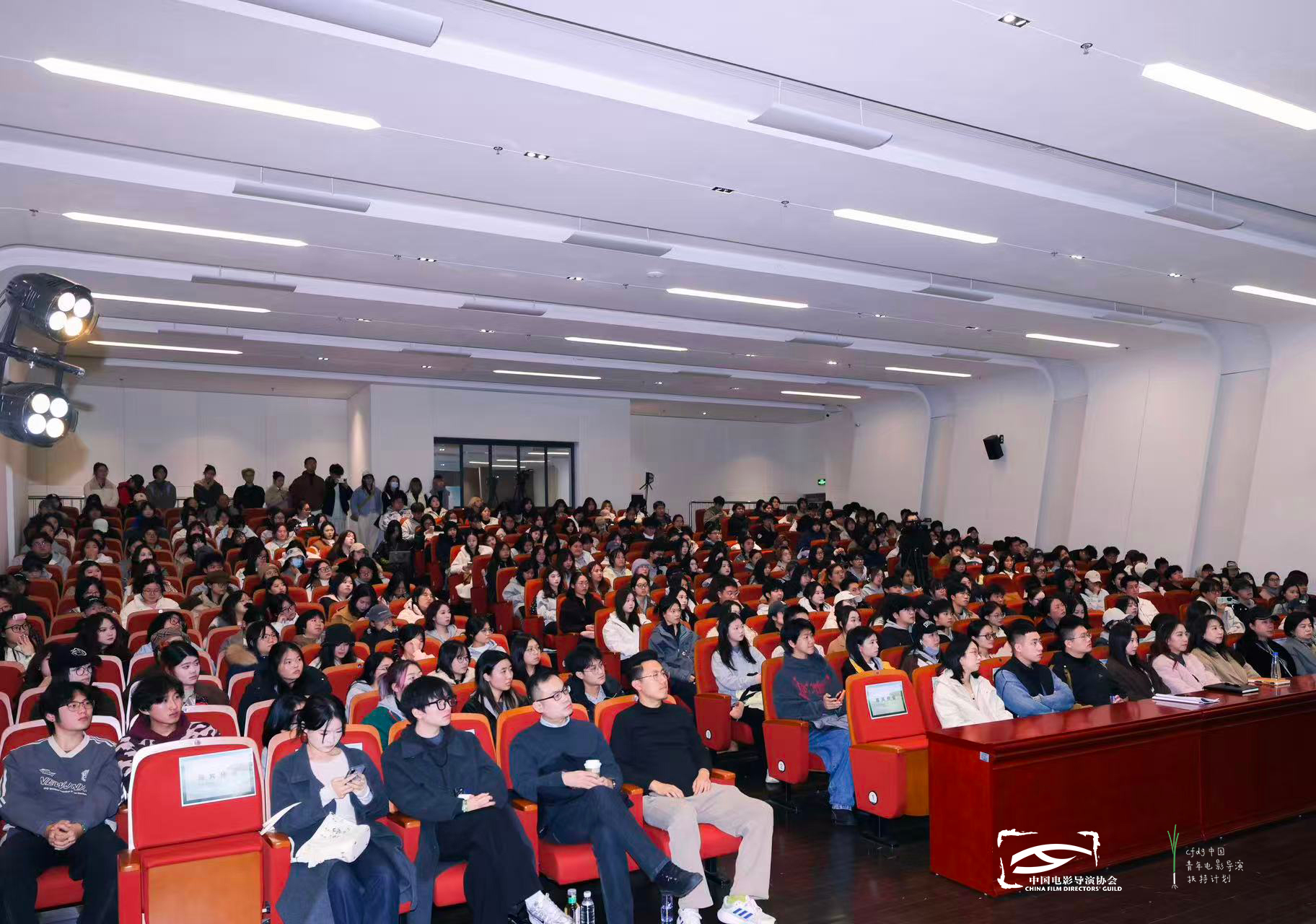 2025青葱校园行走进成都 王红卫携青年导演推介青葱计划