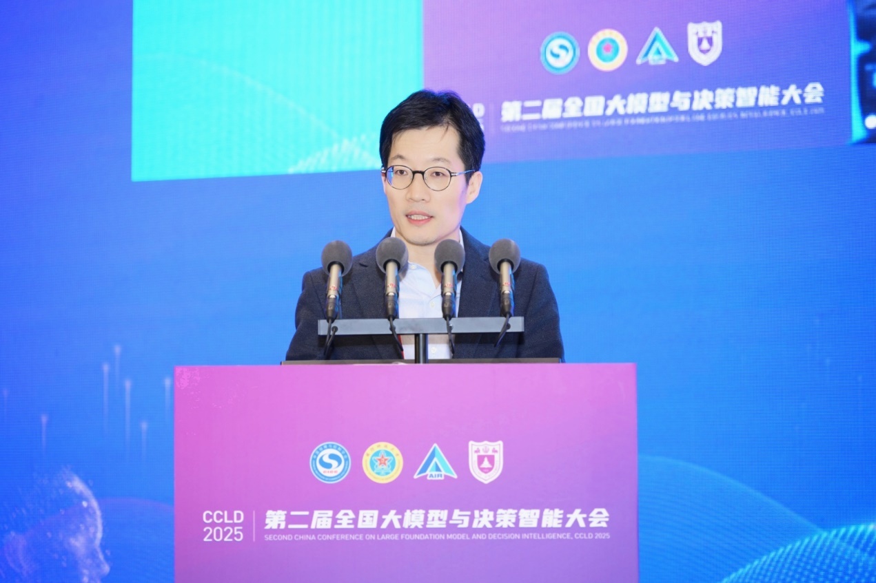 崔鹏副教授作报告