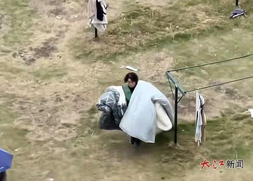 蔡阿姨帮学生收被子(视频截图)。