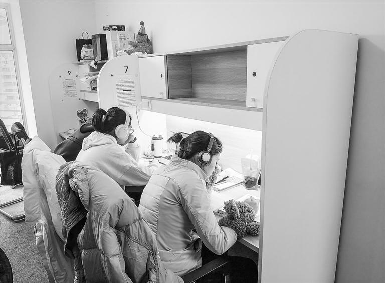 同学们在共享自习室内学习