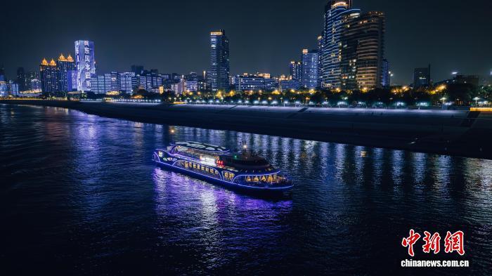 全国首艘纯电动游船“君旅号”行驶在长江江面上。　(无人机照片) 两江游览公司供图