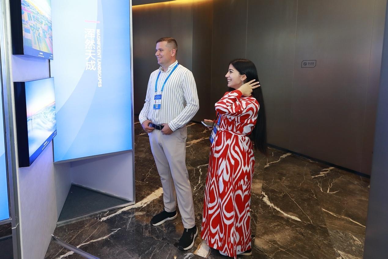 图：2025“世界因你而美丽&middot;广州”影像故事全球征集活动优秀作品展现场观众参观