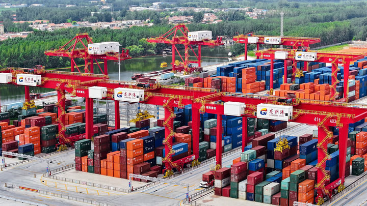 2024年8月3日，济宁港航龙拱港集装码头，货船停泊装运集装箱。新华社记者 郭绪雷 摄