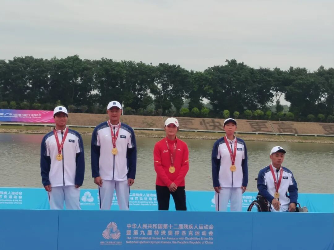 赛艇运动员曾万彬（左三）