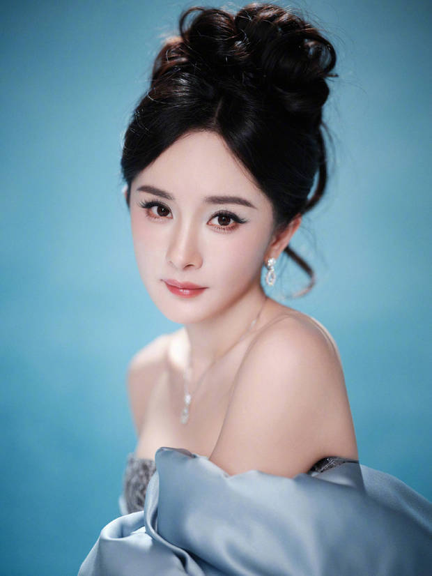 杨幂的脸蛋光滑，完美到没有一丝瑕疵。