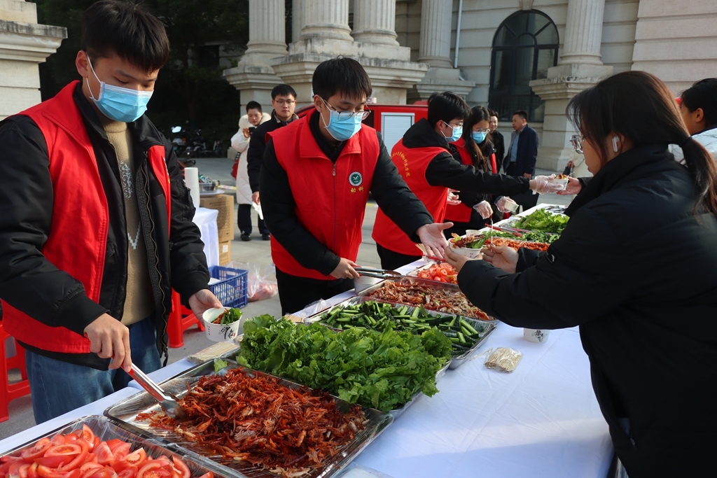 兔子不只可爱还可“啃” 看河南农大文化节的这场产业破壁之旅