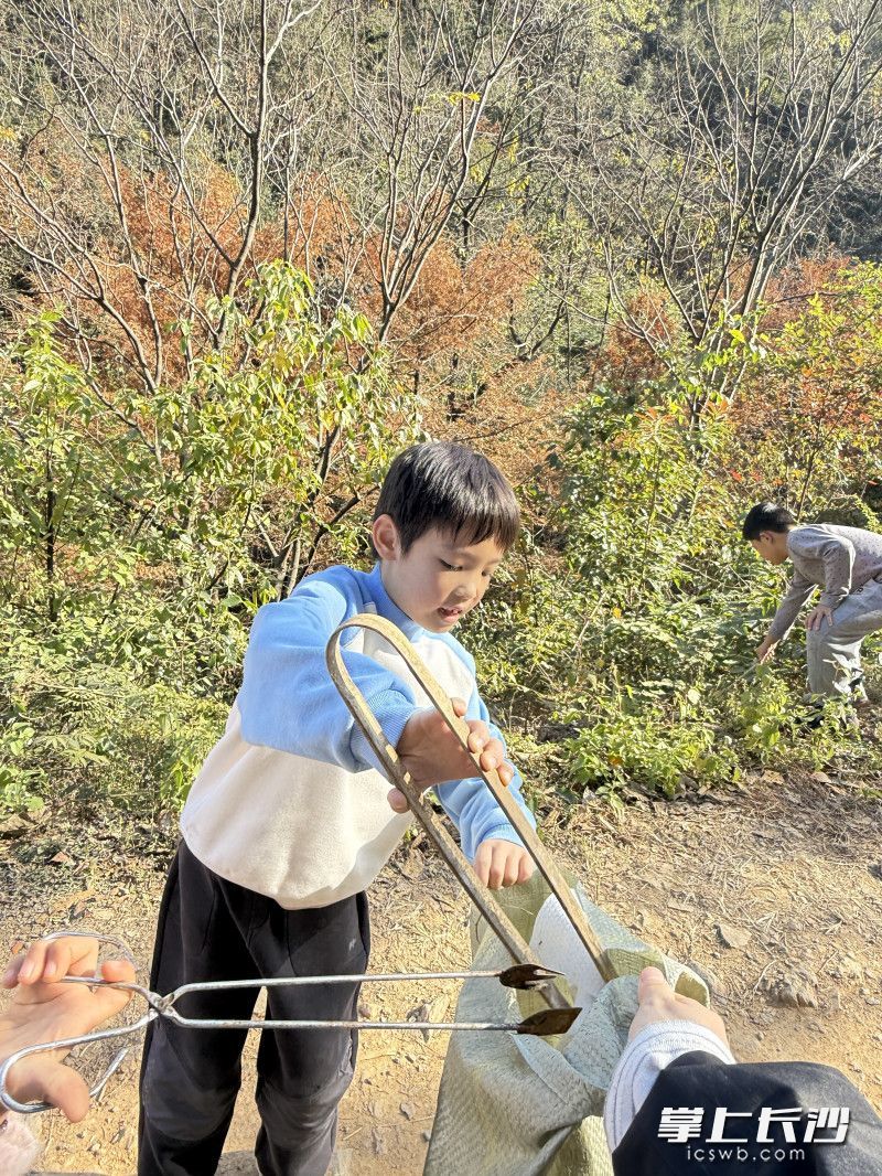 小朋友正在公园内捡拾垃圾。 均为长沙晚报全媒体记者周小华摄