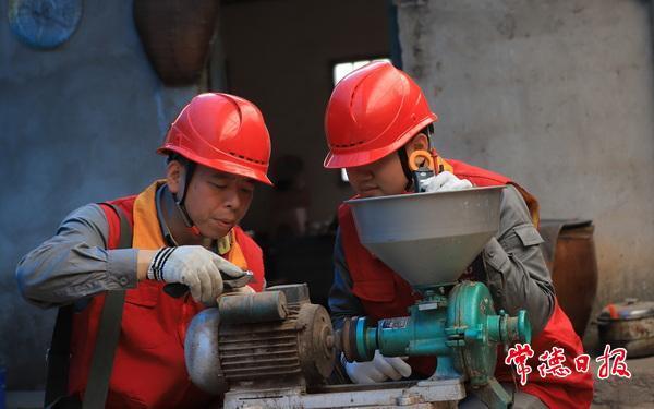 田家赐（左一）工作照（图片来源：湖南省文明办）