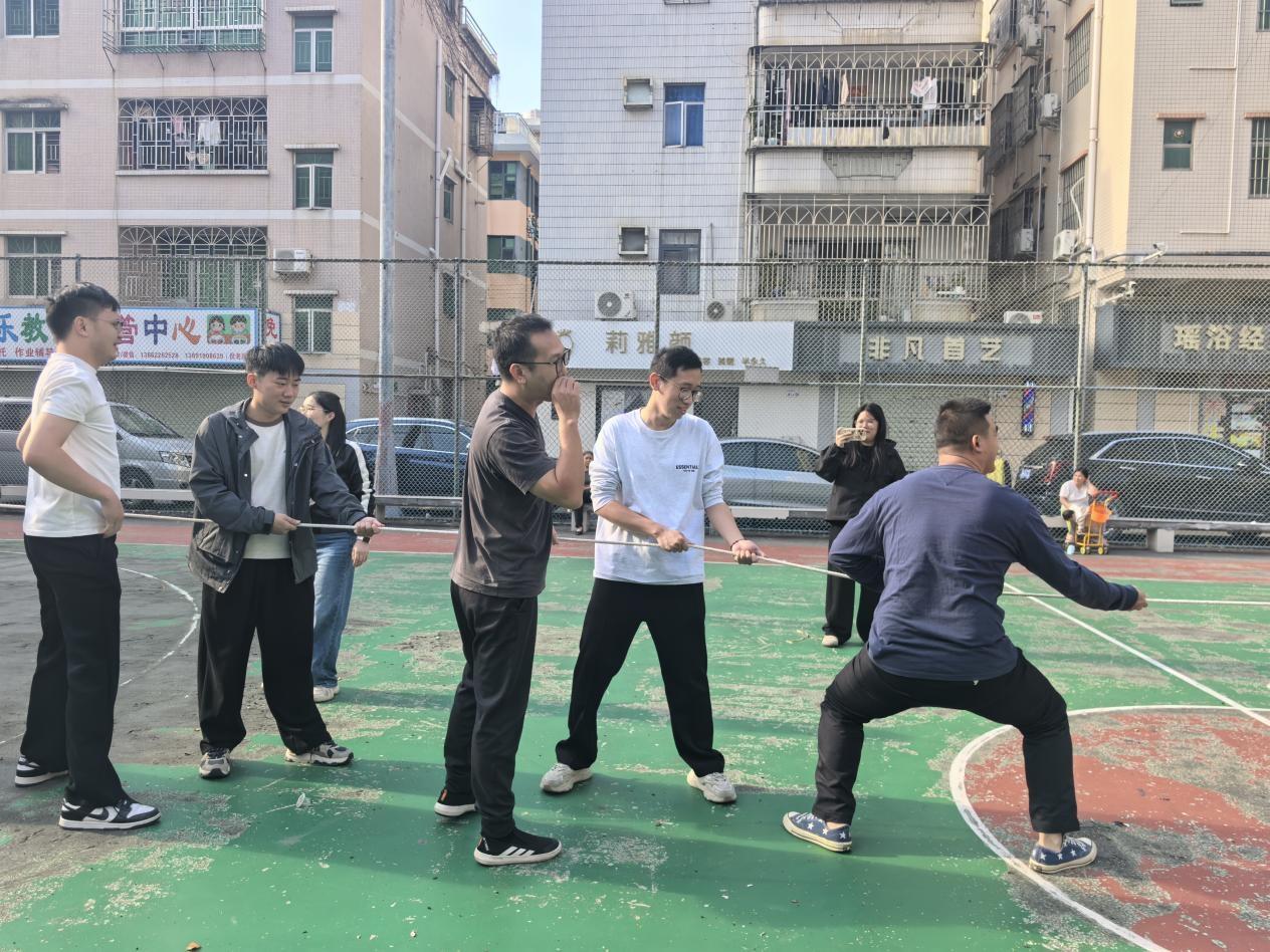 开始前大家摩拳擦掌扎好马步