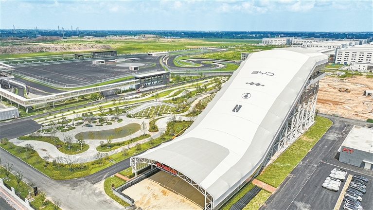 比亚迪郑州赛车场，打造汽车文化IP。河南日报社全媒体记者 徐聪 摄