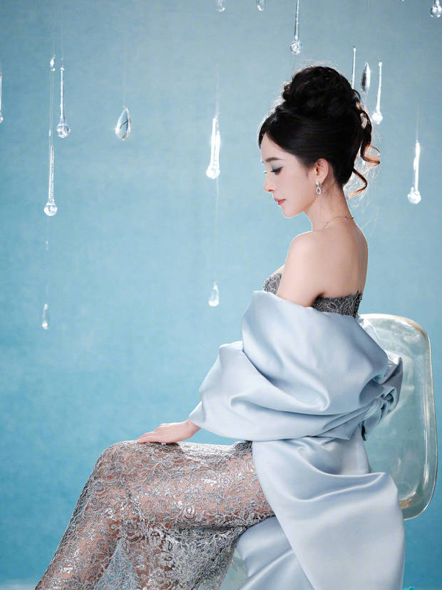 杨幂侧颜精致，状态超好。