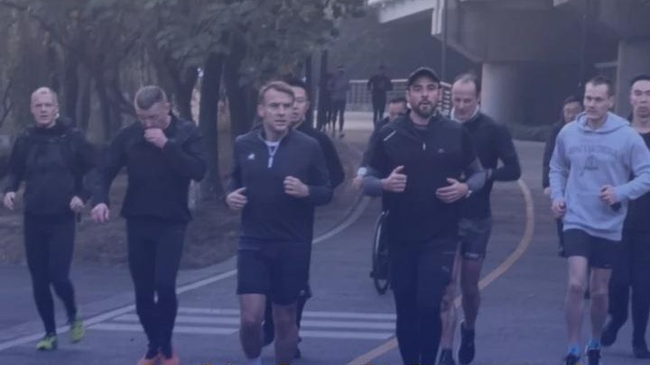 马克龙抵达成都后在锦城湖公园晨跑，主动和路人亲切打招呼