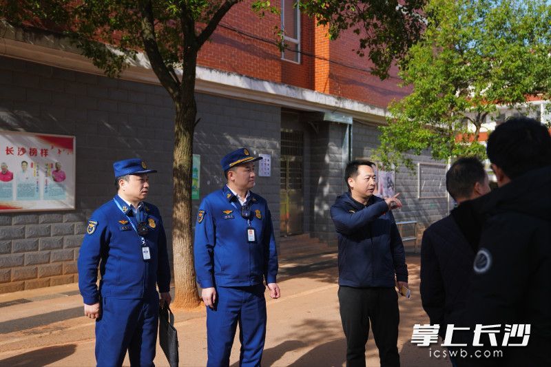 消防监督员正在检查。 长沙晚报通讯员 杨慧 摄
