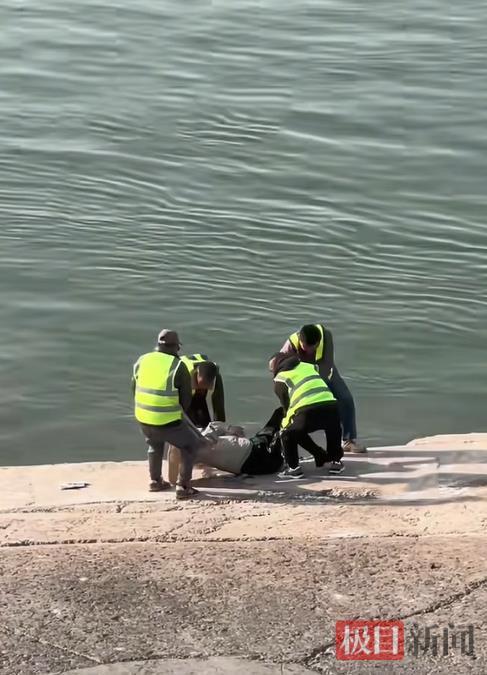 4名渡船安全员联手将溺水女子救起 (目击者拍摄视频截图).png