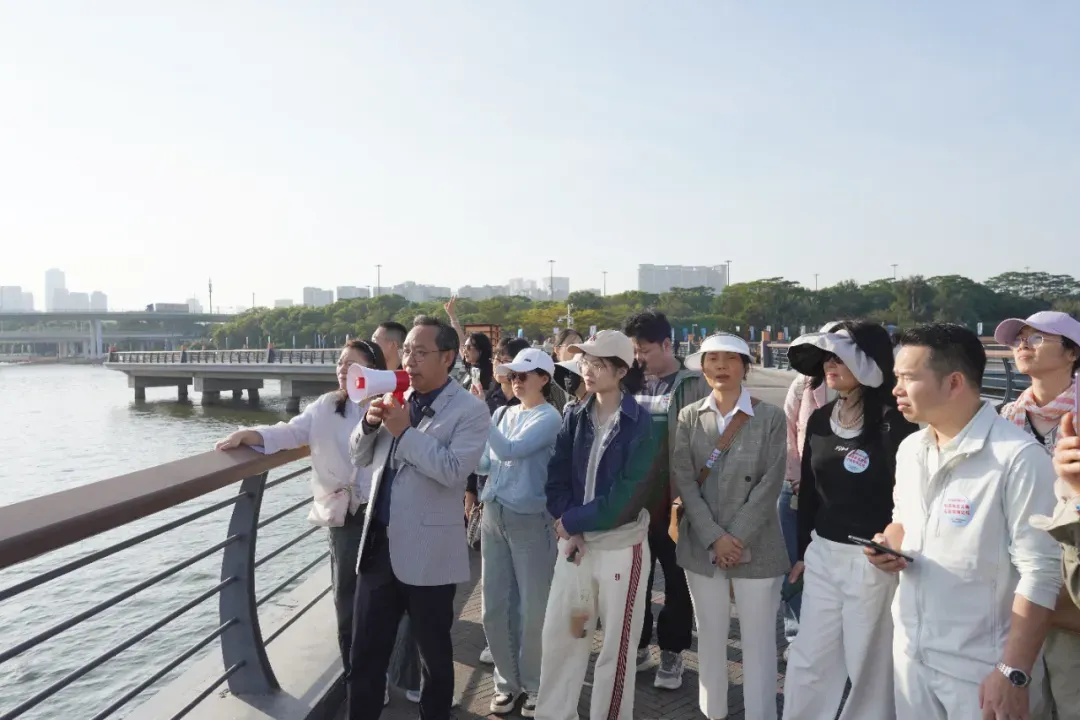 深圳湾大桥旁，木木老师为大家讲解