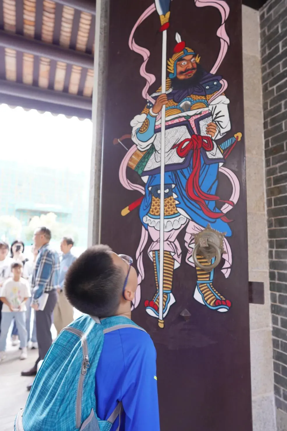 小读者欣赏祠堂的门神画像