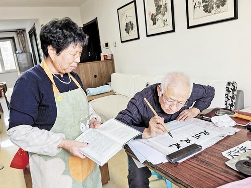 11月28日,秦皇岛市海建里社区昌德花园小区居民刘秀玲(左)照顾92岁邻居。 本组图片由本报记者张辉摄