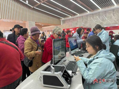 游客在售票处购买索道票。