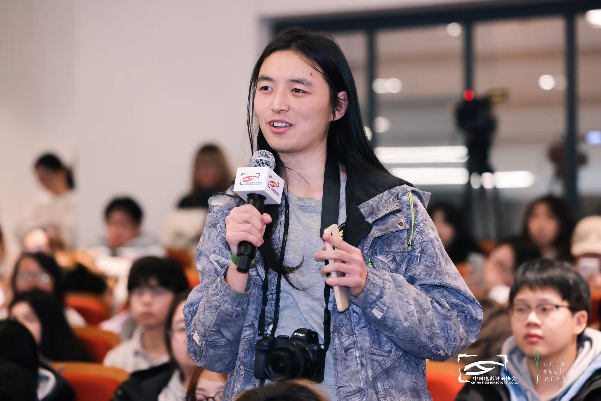 2025青葱校园行走进成都 王红卫携青年导演推介青葱计划