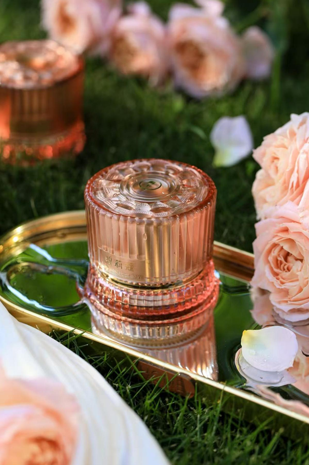 玫莉蔻水凝霜与花苞水，秋冬肌肤的诗意栖居，感受自然温柔馈赠