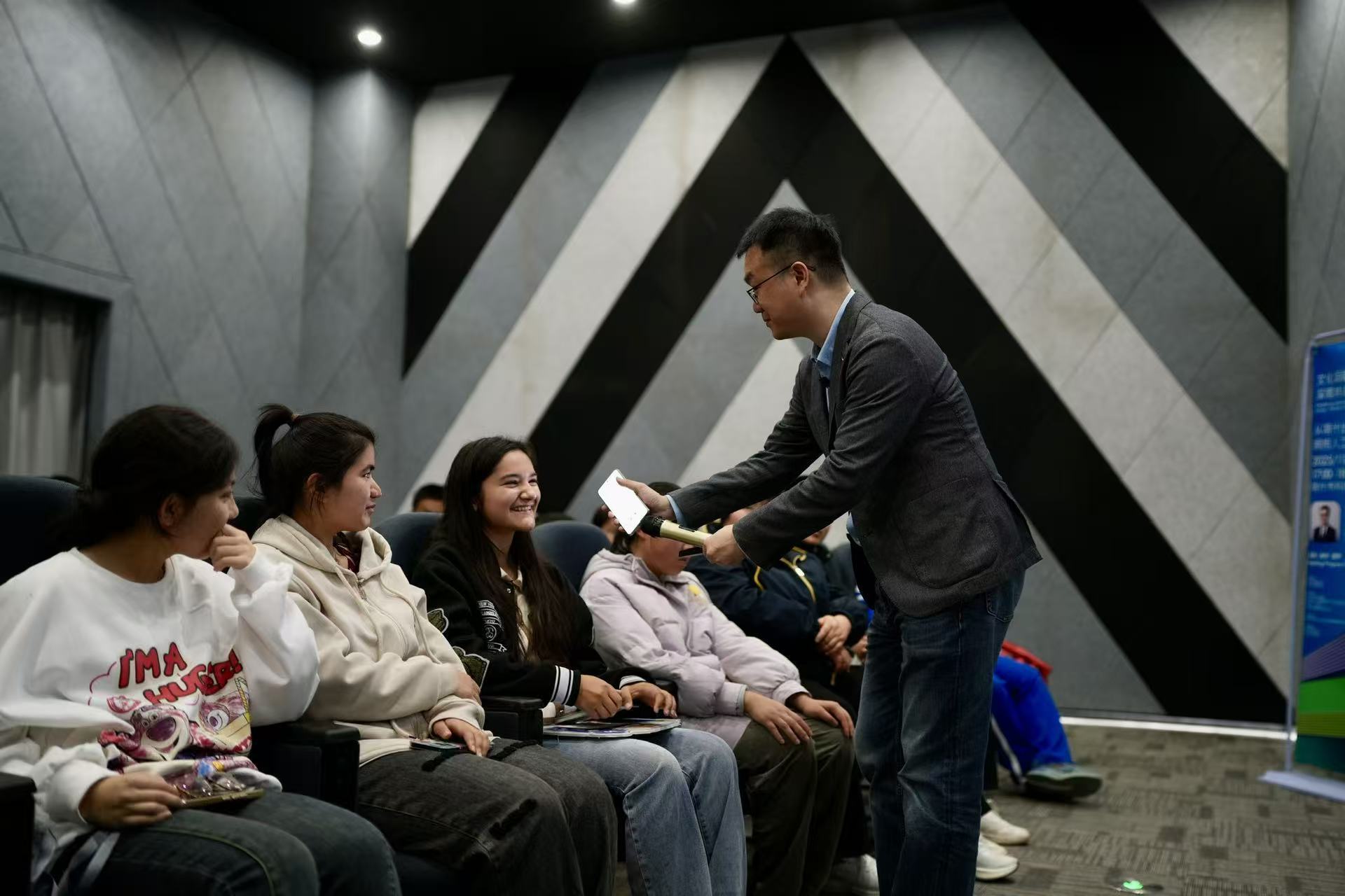 共绘文化同心圆：2025年“文化润疆·深喀共读”系列活动圆满落幕