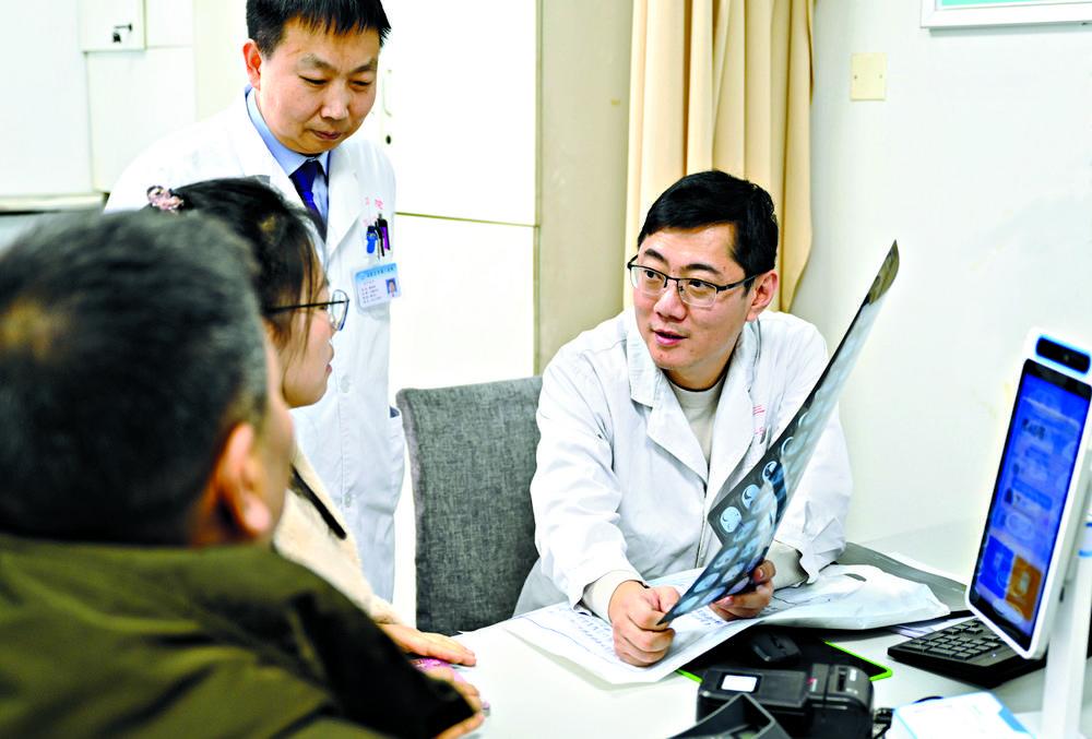 在石家庄市第三医院，来自中国医学科学院肿瘤医院胸外科的专家李放（右一）在为患者进行诊疗。