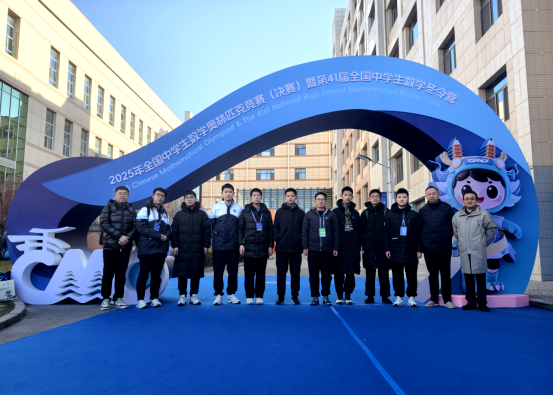 （合肥一中参赛学生和带队教练合影）